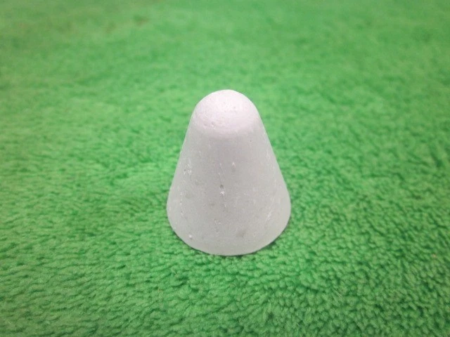 3 磅 7/8 CONE OFF 白色合成塑料抛光 TUMBLER TUMBLING 媒体 — 第 1/1 张图片