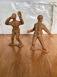 ZWEI beige 4 Zoll große Armee Mann Kunststoff Greenbrier International - Bild 1 von 5