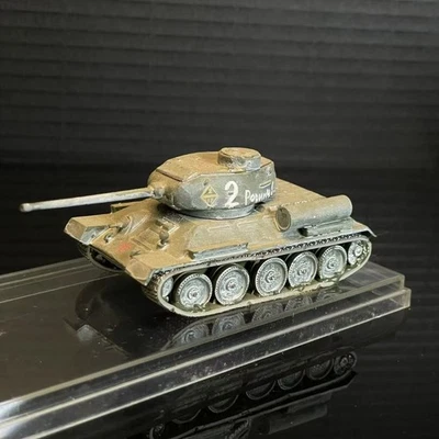 Tanque soviético T-34 construido pintado escala 1/65 modelo 4" con vitrina Foto 1 de 4