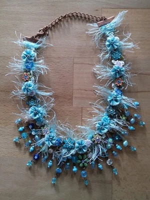 Modeschmuck Kette hellblau in einem besonderen Design - Bild 1 von 2