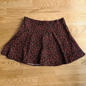 Zara: Highwaist Skort Rock mit Hose in Rot Schwarz Blumenmuster Gr. L neuwertig - Bild 1 von 10