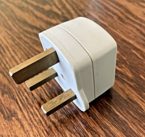 Reiseadapter Stecker USA nach Asien/UK - Bild 1 von 3