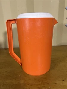 VINTAGE Rubbermaid Pitcher 2.25 Quart Orange Summer Drink Tea Kool-aid Lemonade - Picture 1 of 8