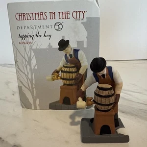DEPT 56 Christmas in the City Tapping the Keg 4036498 Zubehör mit Box RAR - Bild 1 von 14