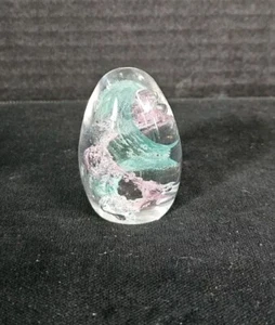 Pisapapeles en forma de huevo de vidrio artístico firmado rosa y verde menta remolinos 2,5" H - Imagen 1 de 8