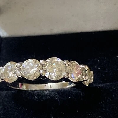 Anillo de boda de plata 925 maciza con diamantes moissanita blancos de 5 piedras 2,06 quilates Vvs1 Foto 1 de 2