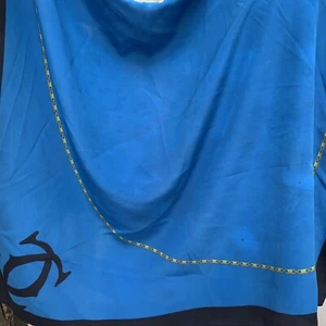Bufanda de seda Must de Cartier 31” x 30” azul con borde de cadena - tiene manchas #A24 - Imagen 1 de 12