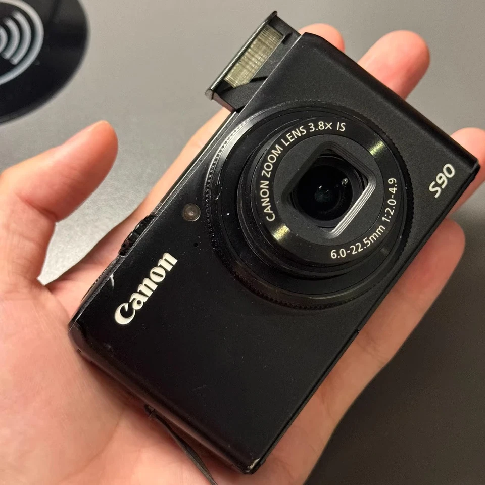 Cámara digital Canon PowerShot S90 10 MP zoom óptico de 3,8x con pantalla LCD de 3 pulgadas (90 % nueva) Foto 1 de 4