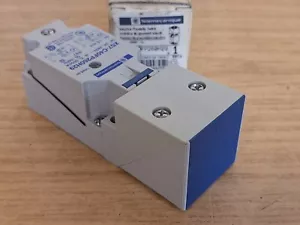 Telemecanique XS7-C40FP260H29 Inductive Proximity Sensor 24-240VAC IP67 - Picture 1 of 5