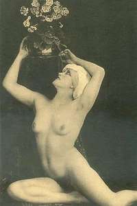 Historische Erotik-Ansichtskarte ungelaufen Frau nackt sitzend Blumen Erotika - Picture 1 of 1