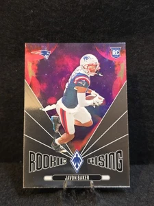 2024 Panini Phoenix - Rookie Rising Javon Baker #RR-JBR (RC) - Foto 1 di 2