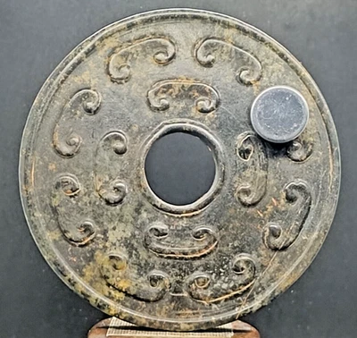 Antica scultura disco bi di giada meteorite magnetico cultura Hongshan - Immagine 1 di 4