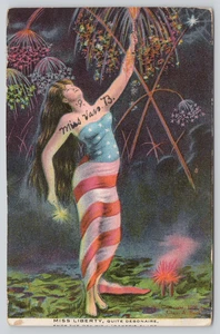 Cartolina Bandiera Drappeggiata Miss Liberty Abbastanza Debonaire Termina Giornata con Razzi Svasati - Foto 1 di 3