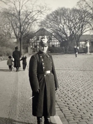 Original Foto Polizist 1941 Polizei Uniform Mantel Vintage Fotografie - Bild 1 von 3