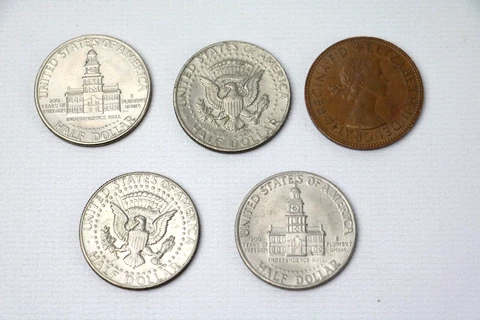 Lot of 5 KENNEDY HALF DOLLAR Coins 1972/1976/1985- 1 Has Elizabeth ll on Reverse Cover
