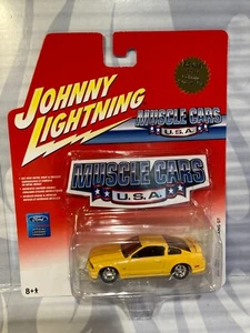 JOHNNY LIGHTNING ''MUSCLE CARS USA'' = 2005 FORD MUSTANG GT = YELLOW - Picture 1 of 2