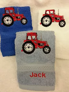 UN TRACTOR ROJO PERSONALIZADO TELA CARA NOMBRE DE REGALO DE NAVIDAD FRANELA BORDADA - Imagen 1 de 1