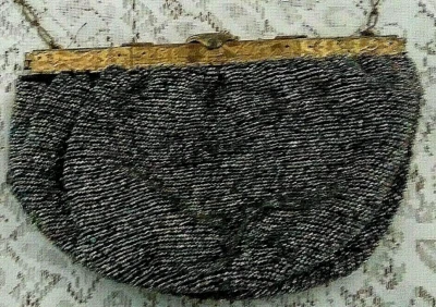 Antiguo bolso de noche victoriano inusual cierre herrajes iridiscentes negros abalorios Foto 1 de 4