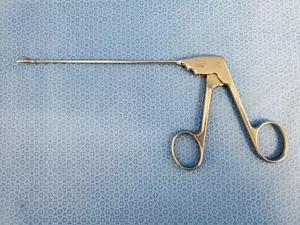 Acufex 010816 Surgical 20° Rotary Short Serrated Left Scissors Arthroscopy - Foto 1 di 6