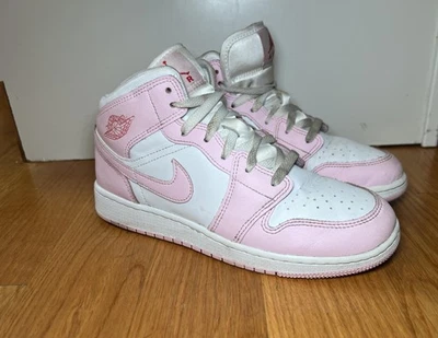 Tênis de basquete Nike Air Jordan 1 Mid SE juvenil tamanho 7Y rosa branco DQ8423-602 - Imagem 1 de 4
