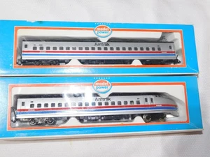 Amtrak HO Reisezugwagen Zugwagen silber rot blaue Streifen 1095-B-D LOT 2 - Bild 1 von 2