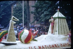 Diapositiva Kodachrome Portland Festival Desfile Rosa Frontera Roja Años 50 A95 - Imagen 1 de 1