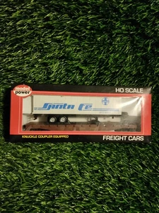 Model Power - Santa Fe - 50' Flat Car w/Trailer # 98350 - Picture 1 of 3