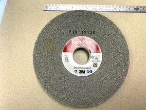 RUEDA DE DESBARBADO 6" X 1/2 X 1" XXL GRADO 8A MEDIANA 3M #13616 UPC 34-8723-0168-3 - Imagen 1 de 3