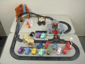 Fisher Price Geotrax Disney Autos Set Gebäude schwarze Rennbahn Fernbedienung & Autos L@@K - Bild 1 von 4