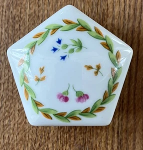 handbemalte Limoges Schloss Frankreich Schmuckschatulle fünfeckige Form floral 2 Zoll - Bild 1 von 10