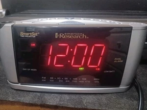 Emerson Research Smart Set Dual Alarm Clock Radio Date Snooze Time Projector - Picture 1 of 4