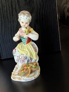 Meissen Porzellanfigur Gärtnerkind Nr. 60359 mit Vogel & Obstkorb-Rar-1.Wahl- - Bild 1 von 7