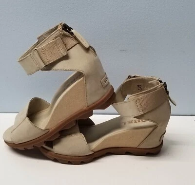 Sandalia de tacón de cuña beige avena con correa al tobillo Sorel Joanie II para mujer Foto 1 de 4