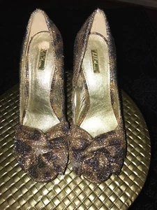 WOMEN'S WILD PAIR GOLD AND BLACK OPEN TOE PLATFORM WEDGE 6 INCH HEEL SHOE SIZE 8 - Picture 1 of 6