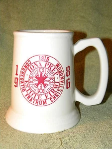TAZA CON LOGOTIPO ROJO IONA PREP ESTOTE FIRMI ESCUELA EE. UU. STEIN 1986 ESCUELA CRISTIANA ESCUELA - Imagen 1 de 2