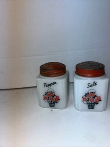 Rare Vintage Tipp USA Red Basket Of Flowers Milk Glass Salt And Pepper Shakers - Bild 1 von 9