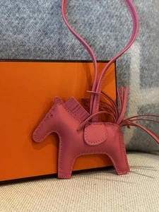 ☆NUEVO☆ 2025 HERMÈS Bolso Rodeo Dije Rosa Azalée con Recibo - Imagen 1 de 5