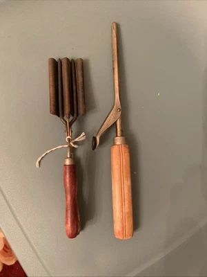 Lote de 2 rizadores de pelo de metal de los años 20 crimpadoras asas de madera Foto 1 de 4