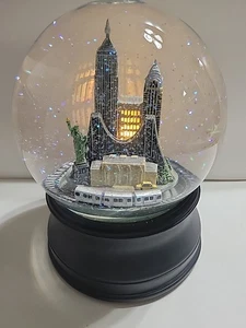 Vintage Saks Fifth Avenue New York City Schneekugel beleuchteter Holzsockel groß 8 Zoll - Bild 1 von 10