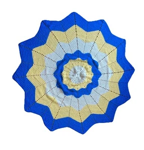 Handarbeit gehäkelt 12 PUNKT STERN Babydecke afghanisch blau gelb weiß gestreift 55 Zoll - Bild 1 von 5
