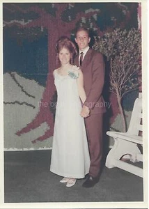 ABSCHLUSSBALL PAAR Junge Mädchen 5 x 7 FUNDFOTO Farbe ORIGINAL Vintage 43 43 P - Bild 1 von 1