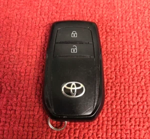 Genuine Toyota Yaris Cross MXPB10 2-Button Smart Key 007-AH0011 OEM Used - Imagen 1 de 4