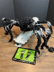 Spirit Halloween Araña Saltadora Negra Ojos Iluminados Sonidos Espeluznantes con Almohadilla para Pie - Imagen 1 de 17