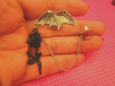 Cadena oreja ala murciélago rosa negra Foto 1 de 2