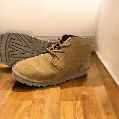 Bota de neve UGG Boys Neumel camurça amarela, biqueira redonda, cadarço, tamanho 3 - Imagem 1 de 3