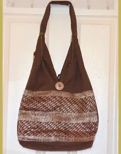Bolso de hombro de algodón hecho a mano con diseño de brocado en color marrón - Imagen 1 de 6