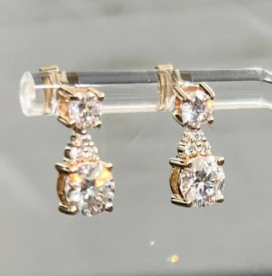 Pendientes colgantes de moissanita de corte redondo con acabado de oro amarillo de 14 k de 3 quilates D/Vvs1 Foto 1 de 3