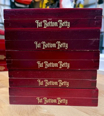 5 cajas de cigarros de madera vacías Betty Robusto con fondo graso de Deadwood Tobacco Company  Foto 1 de 4