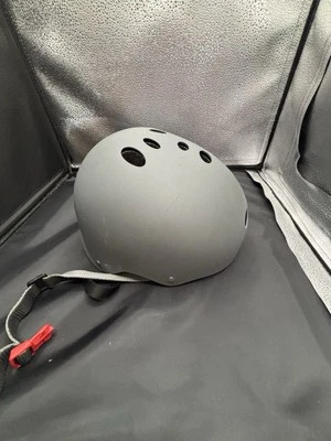 Capacete Triple Eight, cinza fosco, tamanhos P/M - Imagem 1 de 4