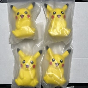 Menge 4 Pokémon Squishy Pikachu Spielzeug 3" Paldea Abenteuer Truhe Squeeze Foam - Bild 1 von 1